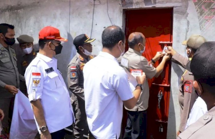 Tim gabungan Pemkab Banyuasin menyegel usaha sarang burung walet yang tidak taat bayar pajak. (Dinas Kominfo Banyuasin/rmolsumsel.id)