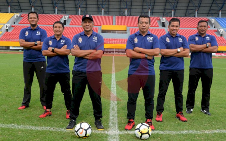 Elwizan Aminudin (dua dari kanan) bersama jajaran pelatih Sriwijaya FC musim 2018/2019. (yosep indra praja/rmolsumsel.id)
