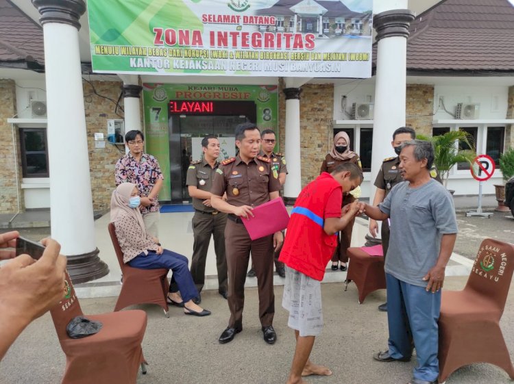 Supriyanto meminta maaf kepada korban Sardiono disaksikan Kepala Kejaksaan Negeri Muba Marcos MM Simaremare setelah pemberian restoratif justice dilakukan. (Istimewa/rmolsumsel.id)