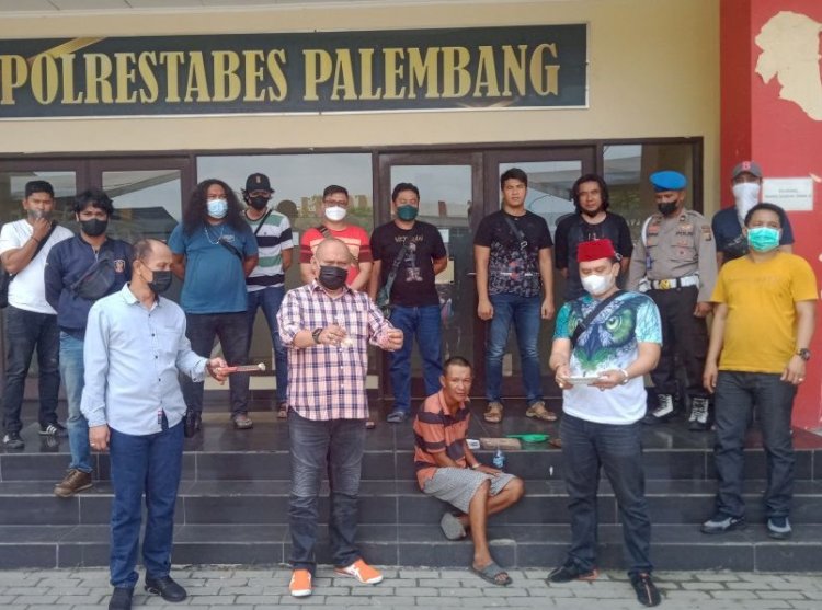 Tersangka saat ditangkap Satreskrim Polrestabes Palembang. (Istimewa/rmolsumsel.id)