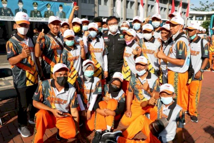 Pj Bupati Muara Enim Nasrun Umar berfoto bersama atlet Muara Enim yang akan berlaga di Peparprov Sumsel III. (Dinas Kominfo Muara Enim/rmolsumsel.id)  