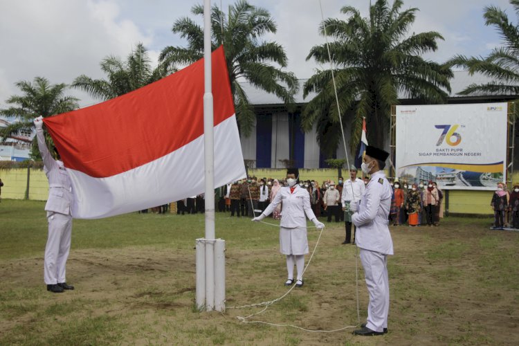 Suasana upaca Hari Bakti Pekerjaan Umum yang ke-76 tahun di Lapangan Kantor Balai Besar Pelaksanaan Jalan Nasional (BBPJN) Sumatera Selatan (Sumsel), Jumat (3/12). (hummaidy Kenny/rmolsumsel.id)