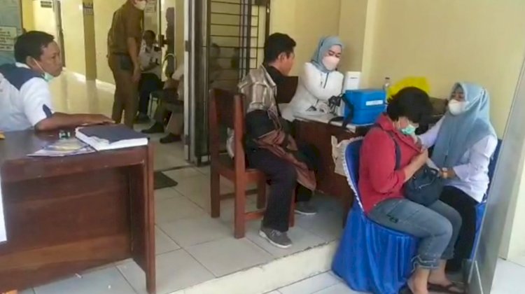 Sejumlah wajib pajak saat melakukan vaksinasi di sela-sela kegiatan membayar pajak kendaraan bermotor di Samsat 1 Muba. (ist/rmolsumsel.id)