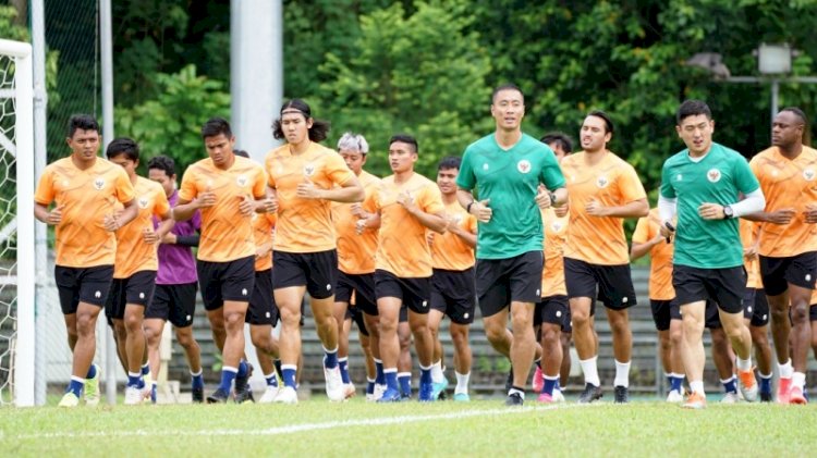 Pemain timnas Indonesia saat menggelar latihan di Stadion Bukit Gombak, Singapura, Jumat (3/12). (PSSI/rmolsumsel.id)