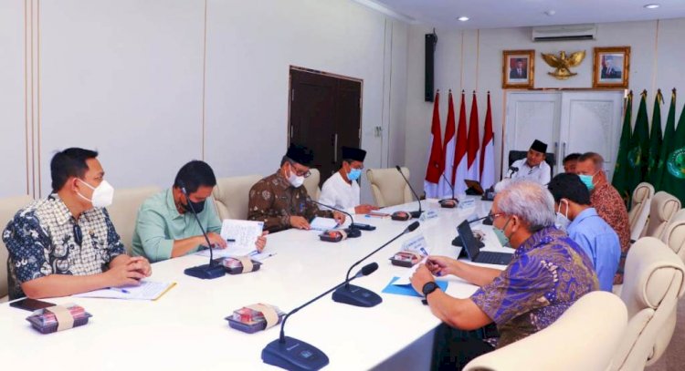 Plt Bupati Muba Beni Hernedi memimpin Rakor Penanggulangan Kemiskinan Tahun 2022, Jumat (3/12). (Humas Pemkab Muba/rmolsumsel.id)