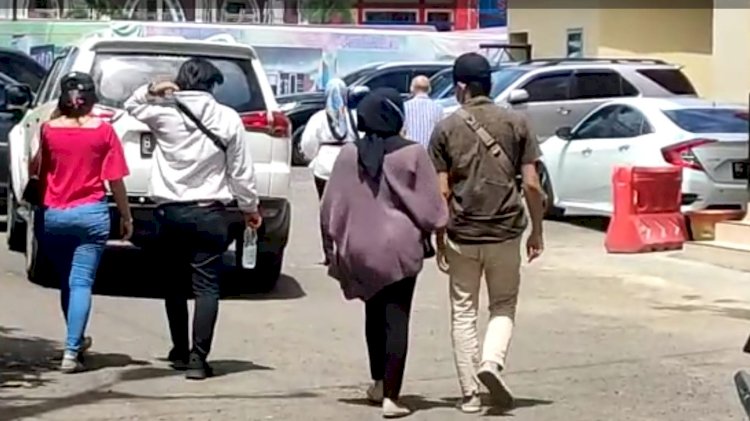 Mahasiswi korban dugaan pelecehan seksual di kampus Unsri saat melapor ke Mapolda Sumsel. (ist/rmolsumsel.id)