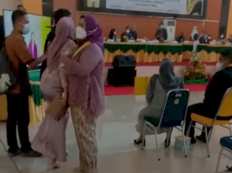 Potongan video korban saat menjerit histeris di acara Yudisium Fakultas Ekonomi (FE) Unsri lantaran namanya dicoret dari daftar peserta. (ist/rmolsumsel.id)