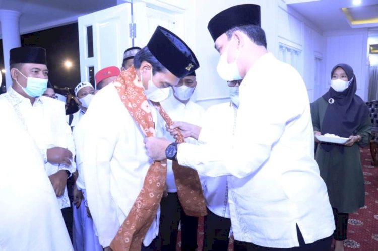Plt Bupati Muba Beni Hernedi mengalungkan syal Gambo Muba saat menyambut Ustaz Abdul Somad di Sekayu, Jumat malam (3/12). (Humas Pemkab Muba/rmolsumsel.id) 