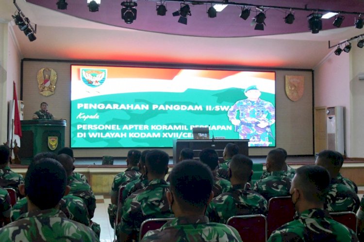Pangdam II/Sriwijaya Mayjen Agus Suhardi memberikan pengarahan kepada prajurit yang akan bergabung di Satgas Ter BKO Kodim Persiapan di Kodam XVII/Cenderawasih, Jumat (3/12). (Pendam II/rmolsumsel.id)