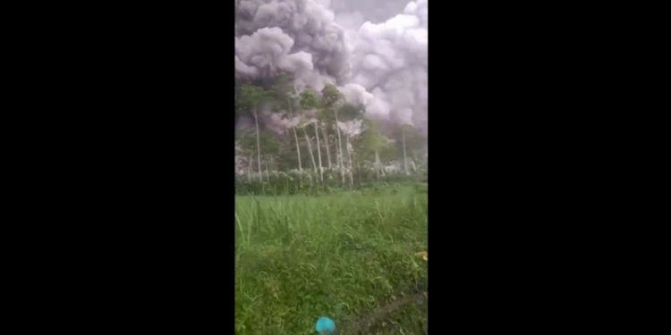 Kondisi erupsi yang terjadai di Guung Semeru. (Istimewa/rmolsuimsel.id