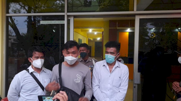 Orangtua korban saat menemani korban memenuhi panggilan dekanat FE, (Mita Rosnita/rmolsumsel.id)