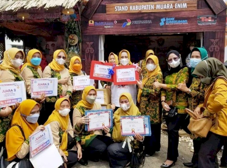 Ketua TP PKK Kabupaten Muara Enim Renny Devi Nasrun Umar bersama anggota TP PKK usai meraih 5 penghargaan pada Lomba PKK tingkat Provinsi Sumsel 2021. (Dinas Kominfo Muara Enim/rmolsumsel.id)