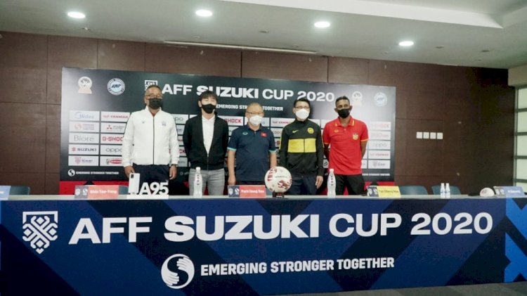 Pelatih timnas Indonesia Shin Tae-yong bersama para pelatih di Grup B Piala AFF Suzuki 2020 usai melakukan sesi jumpa pers. (PSSI/rmolsumsel.id)
