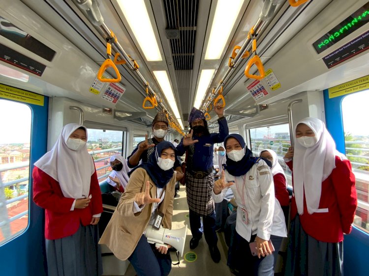 Sejumlah siswa sekolah yang mengikuti trip  edukasi sejarah dan budaya Palembang di kereta LRT Sumsel.  (ist/rmolsumsel.id)