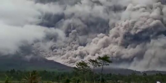 Erupsi Gunung Semeru. (ist/rmolsumsel.id)