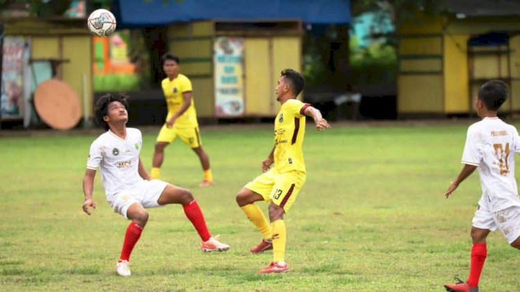 Pemain Muba United (kuning) Ryan Wiradinata berebut bola dengan pemain Persimuba pada trofeo di lapangan Gelanggang Remaja, Sekayu, Minggu (5/12). (Humas Pemkab Muba/rmolsumsel.id)