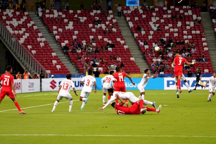 Striker Singapura Ikhsan Fandi menyundul bola yang berujung gol keduanya ke gawang Myanmar pada pertandingan di National Stadium, Singapura, Minggu malam (5/12). (AFF Suzuki Cup 2020/rmolsumsel.id)