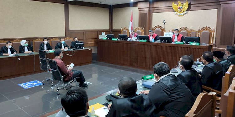 Azis Syamsuddin saat mendengarkan dakwaan Jaksa KPK di ruang sidang PN Jakarta Pusat/RMOL