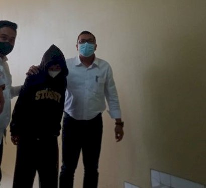 Tersangka saat ditangkap Polrestabes Palembang. (Istimewa/rmolsumsel.id)
