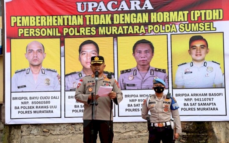 Kapolres Muratara AKBP Eko Sumaryanto menyampaikan arahan pada upacara PTDH empat personel, Senin (6/12). (Humas Polres Muratara/rmolsumsel.id)