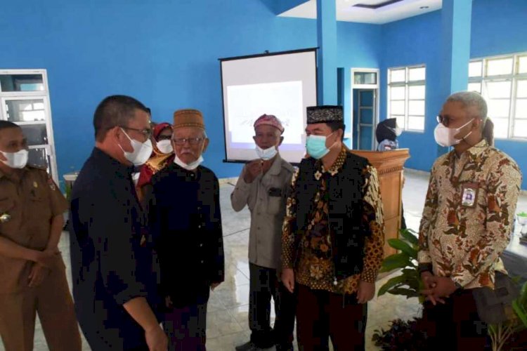 Wali Kota Pagar Alam Alpian Maskoni berbincang dengan budayawan, tokoh adat, dan tokoh masyarakat Kota Pagar Alam, Senin (6/12). (Humas Kota Pagar Alam/rmolsumsel.id) 