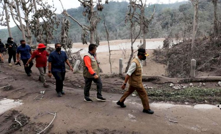 Kepala BNPB Letjen Suharyanto saat meninjau lokasi terdampak awan panas guguran Gunung Semeru di Jembatan Gladak Perak, Dusun Kamar Kajang, Desa Sumberwuluh, Kecamatan Candipuro, Kabupaten Lumajang, Jawa Timur, Senin (6/12). (Instagram/bnpb_indonesia/rmolsumsel.id)