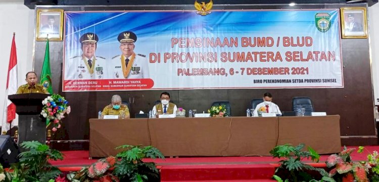 Kepala Biro Perekonomian Setda Provinsi Sumsel Afrian Joni menyampaikan pengarahan pada kegiatan Pembinaan BUMD/BLUD di Provinsi Sumatera Selatan, Senin (6/12). (Yuni Rahmawati/rmolsumsel.id) 