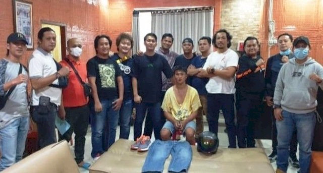 Anggota Opsnal Unit Pidum dan Tim Tekab 134 Polrestabes Palembang menangkap tersangka curanmor yang aksinya terekam CCTV dan sempat viral di media sosial. (Ist/rmolsumsel.id)