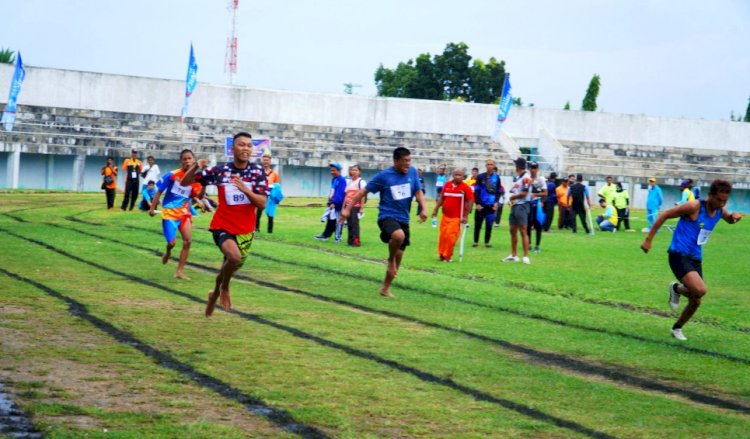 Para atlet disabilitas berlomba di cabor atletik Peparprov Sumsel III 2021, Selasa (7/12). (Humas Pemkab Muba/rmolsumsel.id) 
