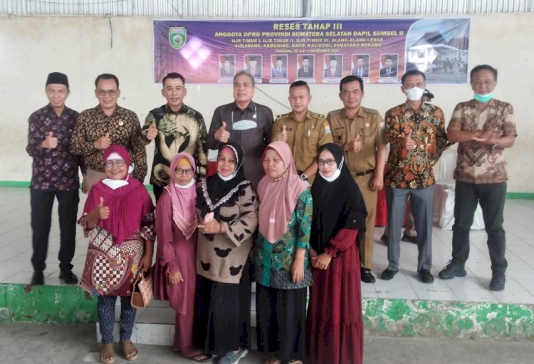 Anggota DPRD Sumsel usai reses tahap III anggota DPRD Sumsel Dapil Sumsel II di Masjid Dzikri Kelurahan Pipa Reja, Kecamatan Kemuning, Palembang, Selasa (7/12). (Ist/rmolsumsel.id)
