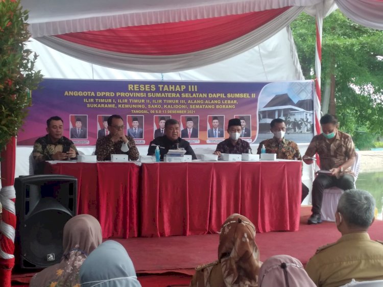 Sejumlah anggota DPRD Sumsel Dapil Kota Palembang saat melakukan kunjungan reses. (dudy oskandar/rmolsumsel.id)