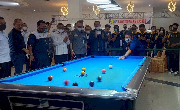 Gubernur Sumsel Herman Deru menyodok bola biliar tanda dimulainya Turnamen Nine Ball Gubernur CUP. (ist/rmolsumsel.id)1