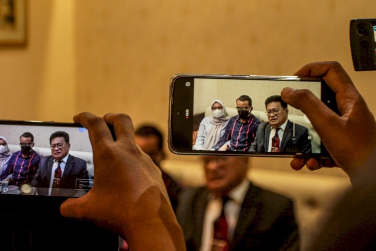 Pengacara Ghandy Arius (kanan), Reza Ghamarsa (tengah) dan istri Reza, Diah (kiri) saat menggelar konferensi pers di RM Pagi Sore. (hummaidy kenny/rmolsumsel.id)