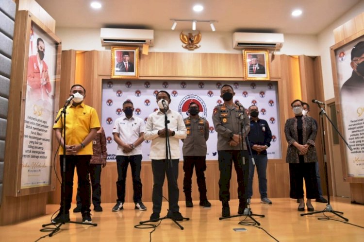 Menpora Zainudin Amali dan Ketua Umum PSSI Mochamad Iriawan serta Asops Kapolri Irjen Imam Sugianto saat memberikan keterangan usai Rakor pertandingan dengan penonton, Rabu (8/12). (PSSI/rmolsumsel.id)