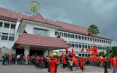 Ilustrasi: Serikat Pekerja yang berdemo di depan pintu masuk kantor Gubernur Sumsel yang menjadi lokasi jatuhnya seorang pekerja hari ini (9/12). (net/rmolsumsel.id) 