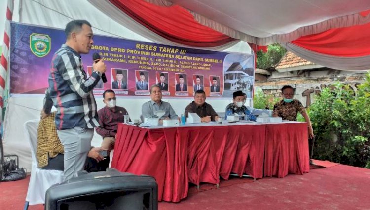 Reses Tahap III Anggota DPRD Provinsi Sumatera Selatan (Sumsel) Dapil Sumsel II  (Ilir Timur I, Ilir Timur II, Ilir Timur III, Alang Alang Lebar, Sukarame, Kemuning, Sako, Kalidoni, Sematang Borang)  di gelar halaman Masjid Al Ikhlas, Jalan Mayor Zen Rt07, Rw 02, Kelurahan Sei Selayur Palembang, Kamis (9/12).(Dudy Oskandar/rmolsumsel.id)   