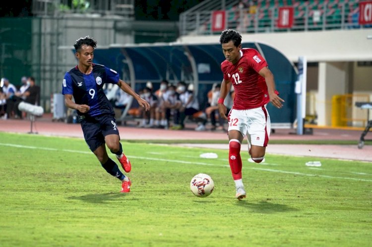 Full back kiri Indonesia Pratama Arhan menggiring bola dibayangi striker Kamboja Sieng Changthea pada laga Piala AFF Suzuki 2020, Kamis malam (9/12). (AFF Suzuki Cup 2020/rmolsumsel.id)