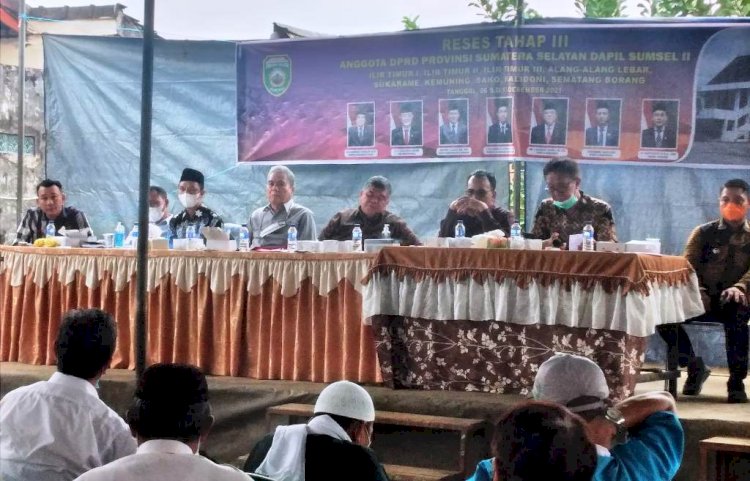 Anggota DPRD Sumsel Dapil Sumsel II melakukan reses di Kecamatan Kalidoni, Kamis (9/12). (Dudy Oskandar/rmolsumsel.id)