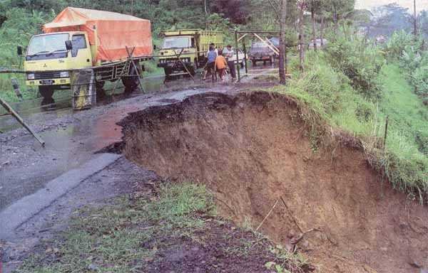 Intesitas hujan yang deras mengakibatkan jalan lintas sumatera longsor/net