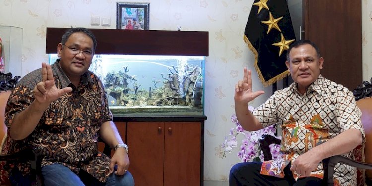 Ketua KPK Firli Bahuri (kanan) bersma Ketua Umum JMSI Teguh Santosa./RMOL