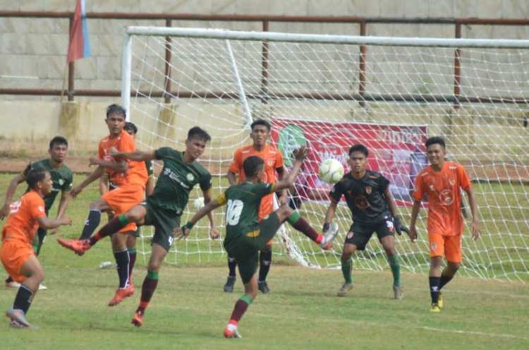 Pemain PS Palembang memanfaatkan kemelut  di mulut gawang Palembang Sportivo/ist