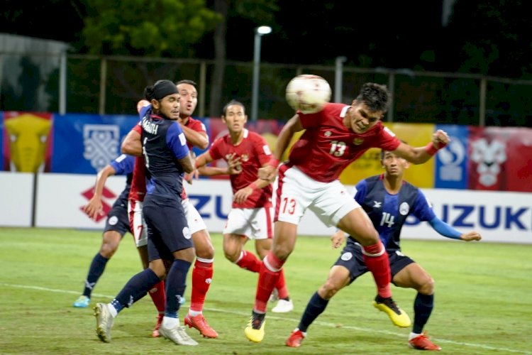 Rachmat Irianto menyundul bola dan menjebol gawang Kamboja dua kali pada pertandingan Kamis malam (9/12). (AFF Suzuki Cup 2020/rmolsumsel.id)
