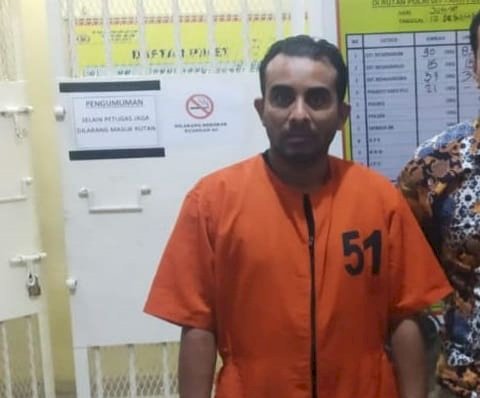 Tersangka kasus pelecehan seksual Reza Ghasarma memakai baju tahanan/ist