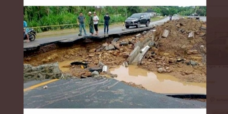 Gambar tangkap layar Twitter Pakar Telematika Roy Suryo yang memperlihatkan jalan akses Bandara Interasional Lombok, Nusa Tenggara Barat (NTB) menuju Sirkuit Mandalika berlobang karena dibongkar warga/Repro