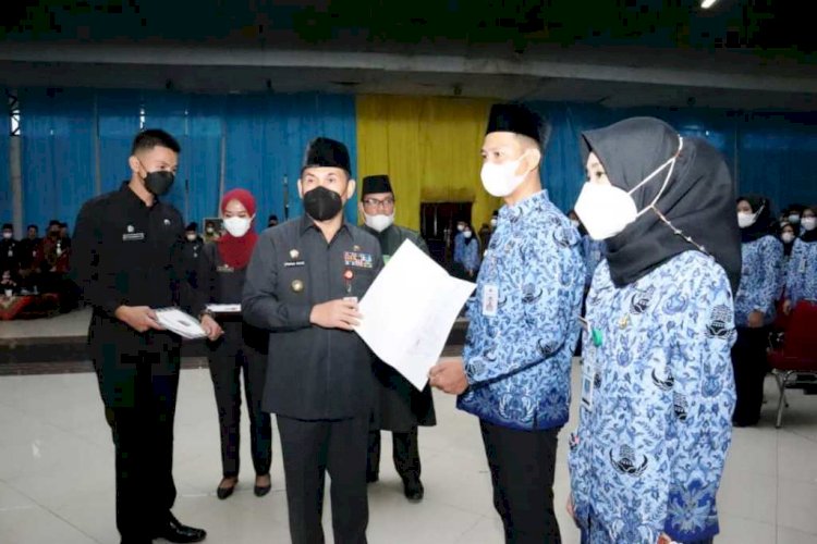 Wali Kota Lubuklinggau SN Prana Putra Sohe menyerahkan secara simbolis SK PNS pada pelantikan PNS Kota Lubuklinggau formasi 2019, Sabtu (11/12). (Dinas Kominfo Lubuklinggau/rmolsumsel.id)