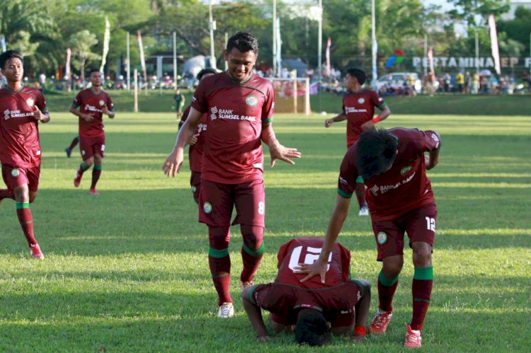 Pemain PS Palembang sujud syukur usai mencetak gol/ist