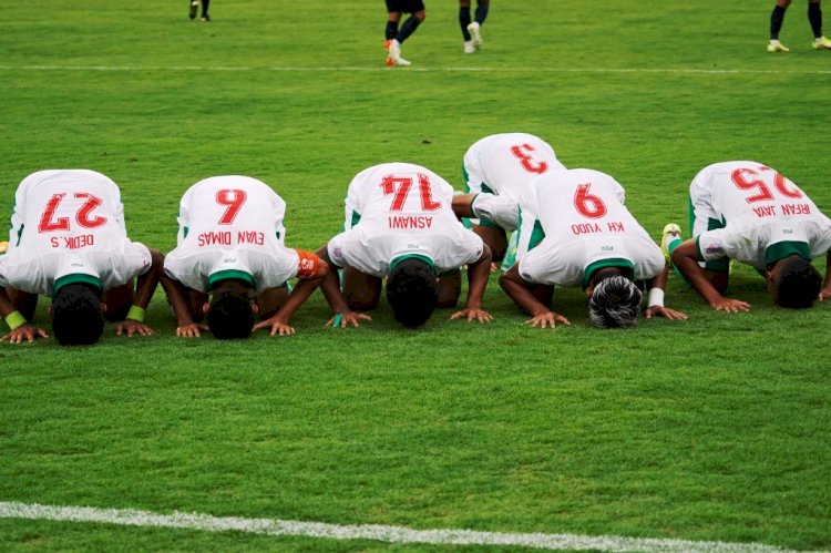 Pemain Indonesia melakukan selebrasi dengan bersujud usai menjebol gawang Laos, Minggu sore (12/12). (AFF Suzuki Cup 2020/rmolsumsel.id)