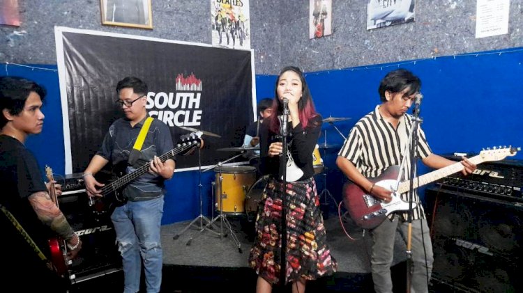 Salah satu band Palembang yang membawakan karyanya pada Showcase Exhibition Merch 2021. (Mita Rosnita/rmolsumsel.id)