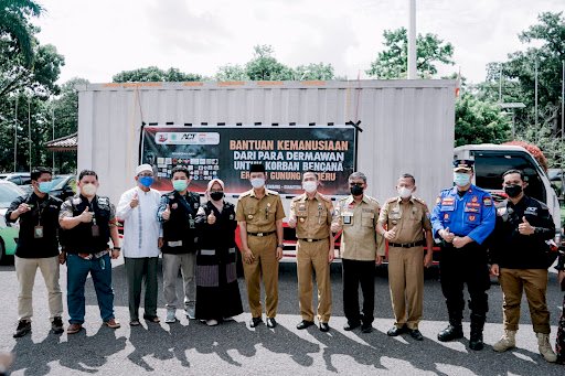 Walikota Palembang Harnojoyo bersama pihak ACT Palembang melepas bantuan untuk korban erupsi Gunung Semeru/ist