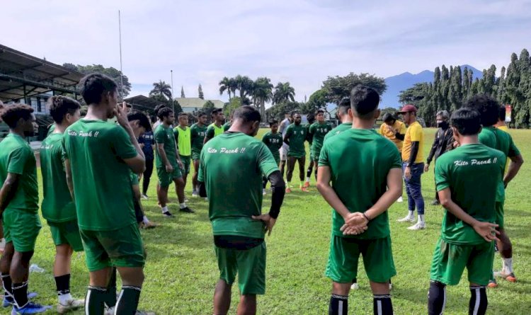 Pelatih Sriwijaya FC Nil Maizar memberikan arahan kepada pemain usai latihan di lapangan Wira Yudha Pusdikzi Kodiklatad, Bogor, Senin (13/12). (MO Sriwijaya FC/rmolsumsel.id) 